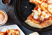 Crispy Skillet Pizza: Homemade Pan Pizza Recipe