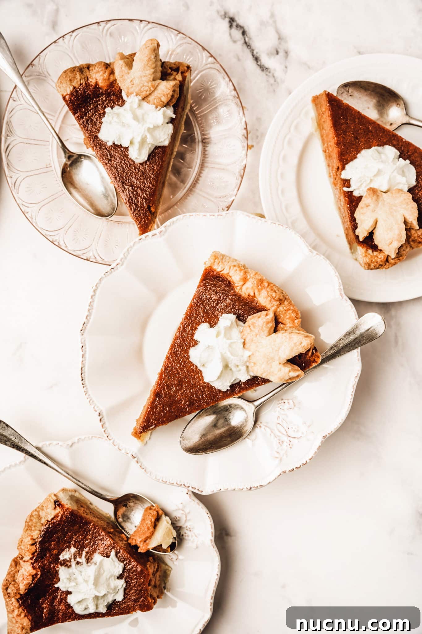 American-Style Pumpkin Pie Recipe for Thanksgiving 11 Assiettes avec des parts de tarte au potiron