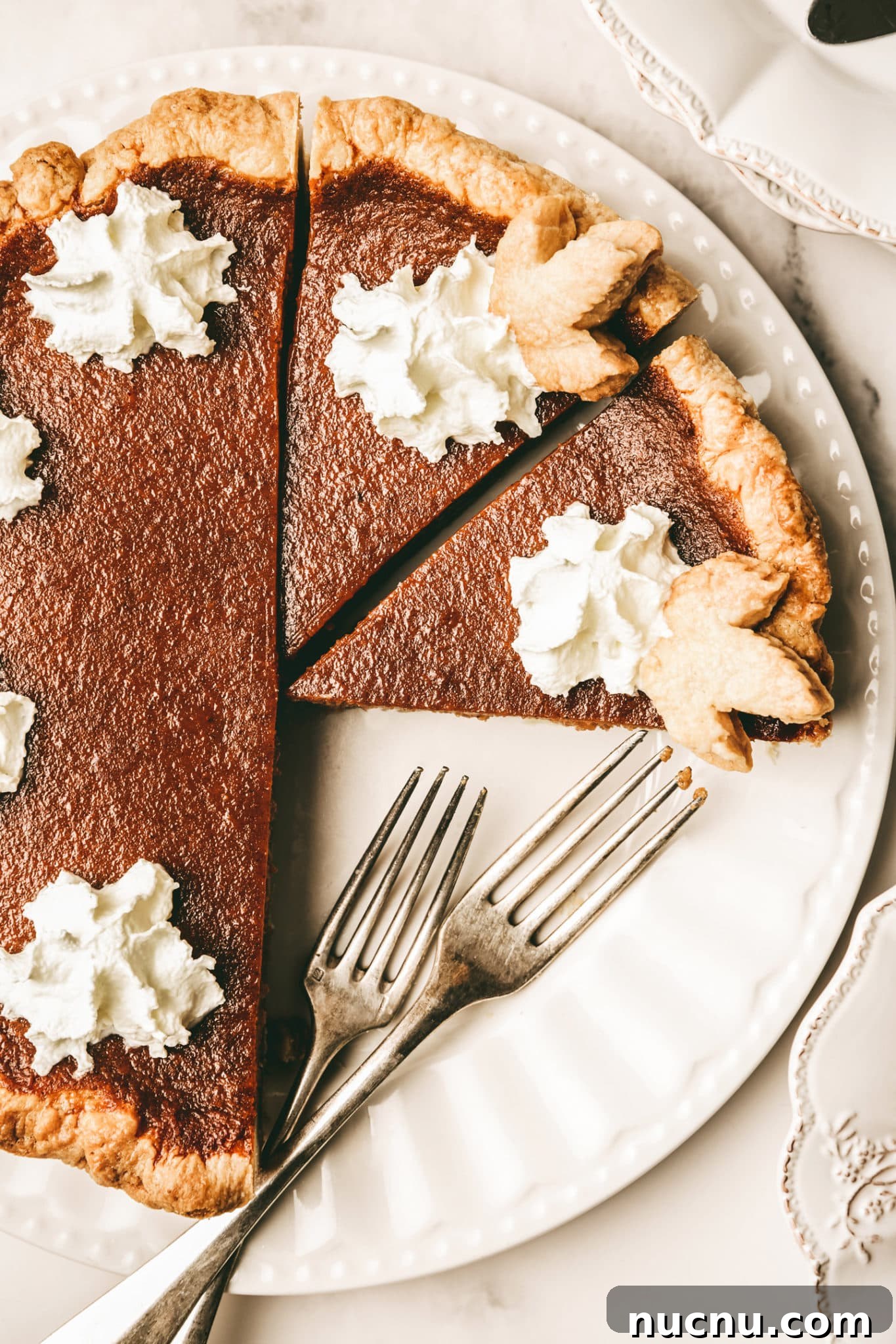 American-Style Pumpkin Pie Recipe for Thanksgiving 6 Part de pumpkin pie dans une assiette