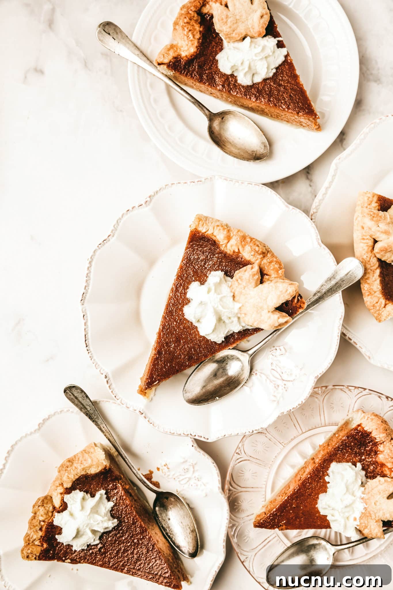 American-Style Pumpkin Pie Recipe for Thanksgiving 7 Assiettes à desserts avec des parts de tarte à la citrouille