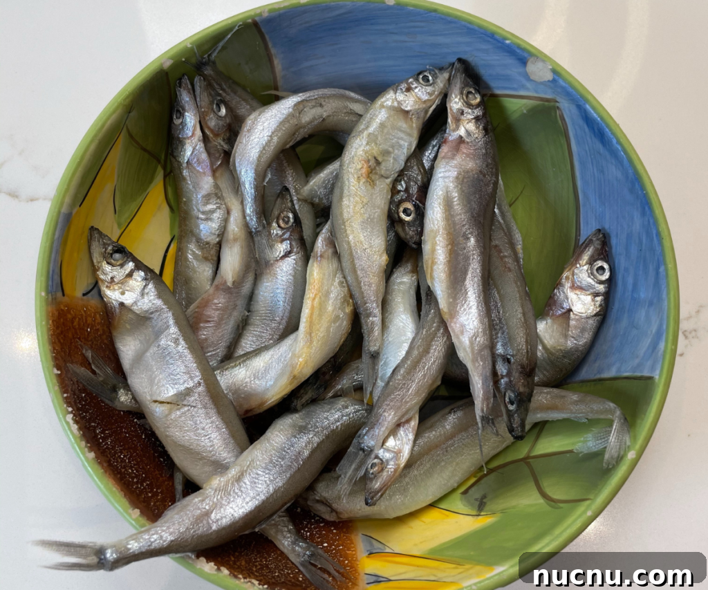 Crispy Fried Capelin: Crunchy Pan-Fried 多春魚 Recipe 2 female capelin raw