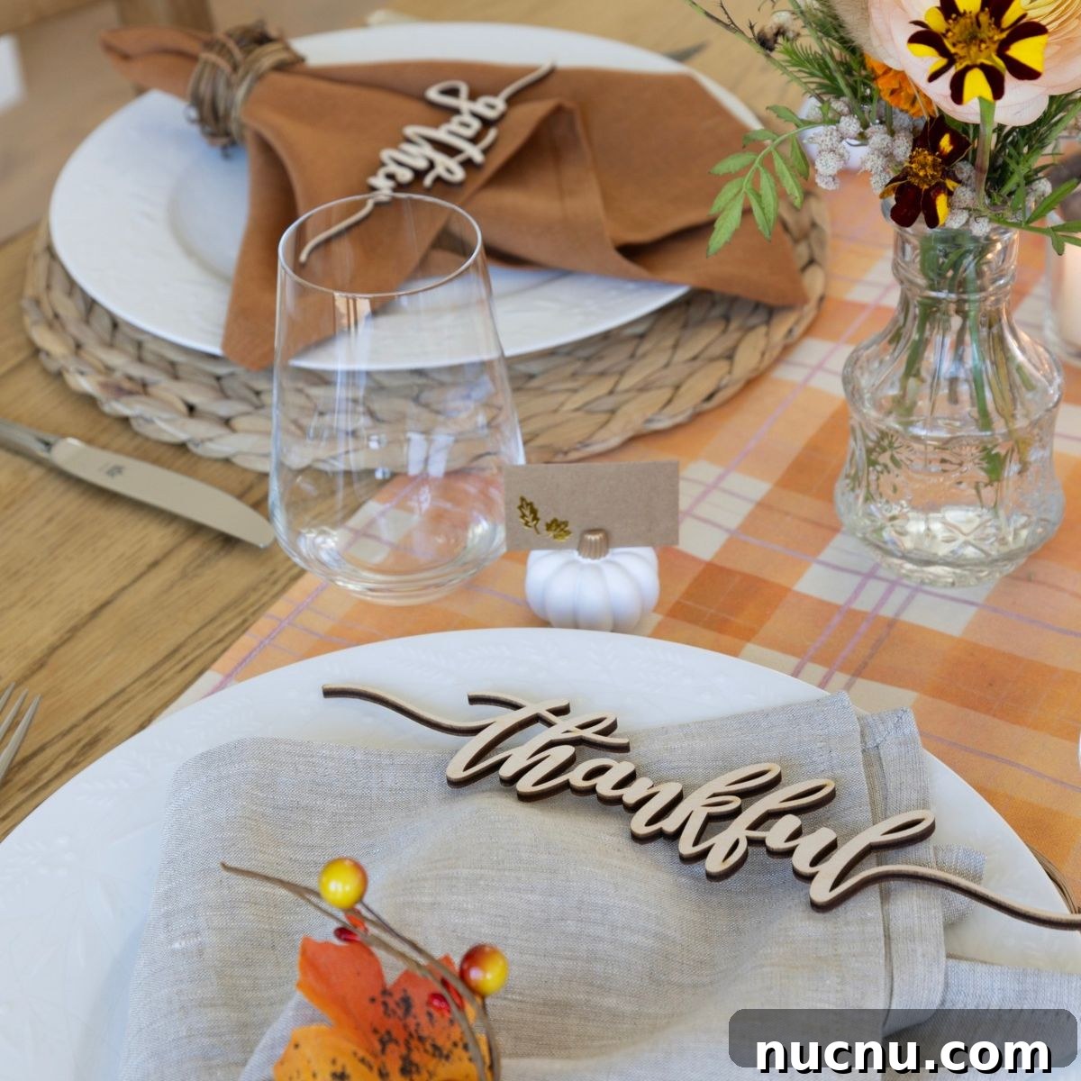 21 Stylish Thanksgiving Table Decor Ideas That Wow Guests 7 5. “Thankful,” Place Settings