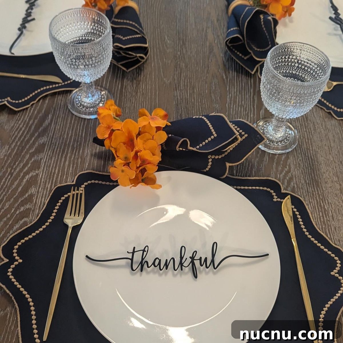 21 Stylish Thanksgiving Table Decor Ideas That Wow Guests 9 7. Black and Gold Place Setting