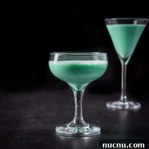 Vertical view of the coupe glass with the grasshopper cocktail - square